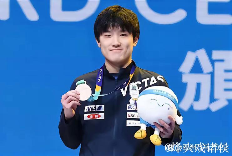 张本智和回日本!第一时间秀奖杯,笑得合不拢嘴,豪言明年拿世一 张本智和回日本!第一时间秀奖杯,笑得合不拢嘴,豪言明年拿世一